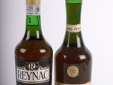 deux bouteilles de vin posées l'une à côté de l'autre sur une surface blanche