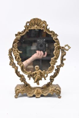 une personne se prenant en photo dans un miroir
