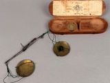 un étui en bois contenant une paire de lunettes et une paire de lunettes de vue