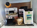 de nombreux types d'imprimantes et d'autres appareils électroniques sur le comptoir