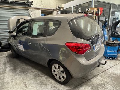 une petite voiture garée dans un garage