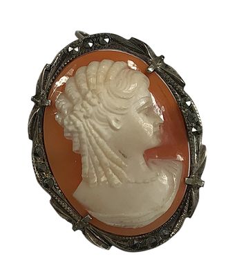 Une broche représente le profil d'une femme.