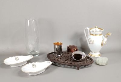 un grand nombre d'objets posés sur une table