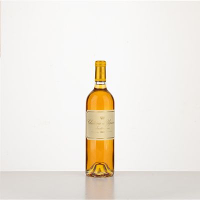 une bouteille de vin vide posée sur une table