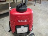 une machine rouge posée sur le sol