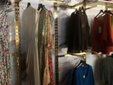 de nombreux vêtements suspendus à un portemanteau dans un magasin de vêtements