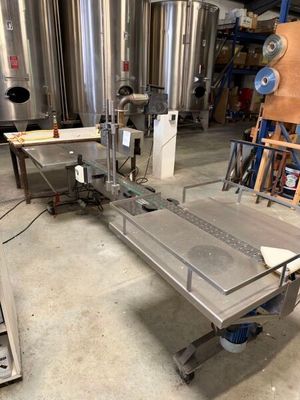 une photo d'une usine avec de nombreux équipements