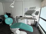 un fauteuil de dentiste au milieu de la pièce