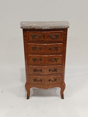 une vieille commode en bois avec un plateau en marbre