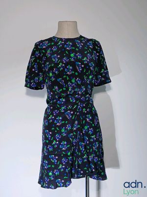 une robe sur un mannequin sur fond blanc