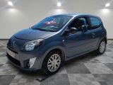 la petite voiture bleue est garée sur un sol en damier