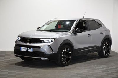 Le nouveau SUV Toyota C-HR est garé sur un sol à damier.