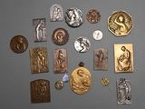 tout un tas d'objets religieux divers posés sur la table
