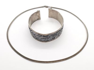 bracelet en argent orné d'un motif en peau de serpent et d'une queue de serpent suspendue à une chaîne