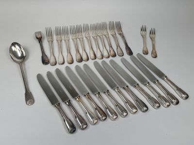 beaucoup d'argenterie sur une table avec des cuillères et des fourchettes