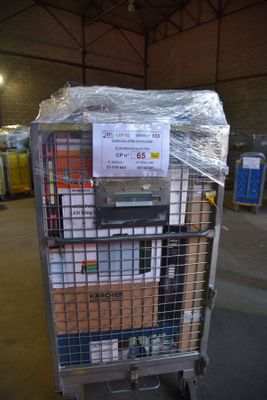 un chariot contenant de nombreux cartons dans un entrepôt