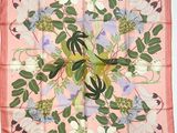 une image représentant une écharpe rose ornée de fleurs