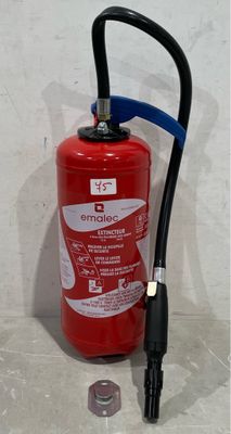 un extincteur rouge muni d'un tuyau