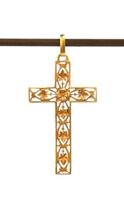 pendentif en forme de croix en or sur un cordon noir, sur fond blanc