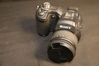 a camera sitting on a table with a lens attached to it