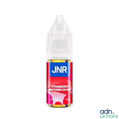 une bouteille de liquide posée sur une surface blanche