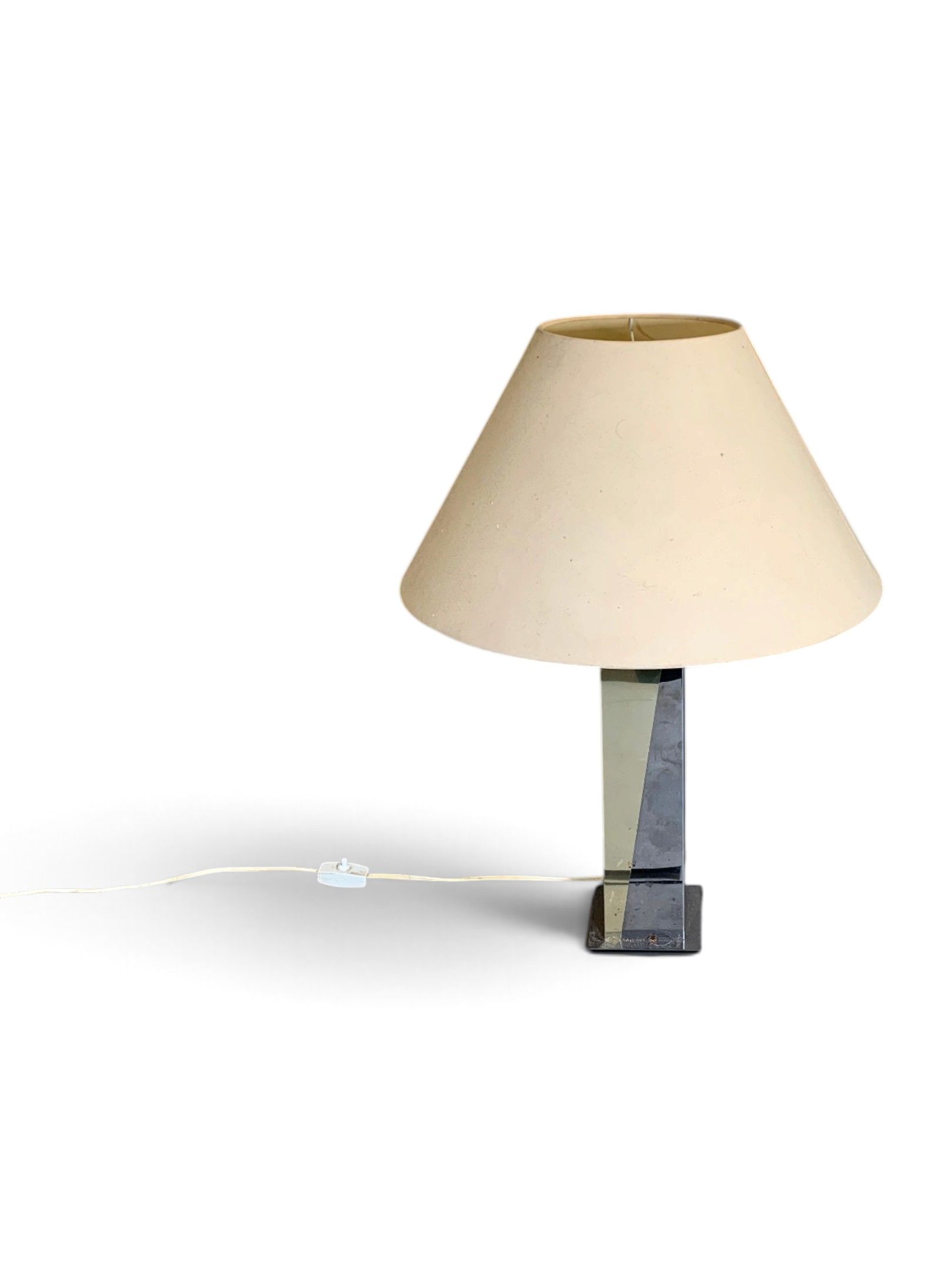 Lampe à poser pied en métal chromé et doré.