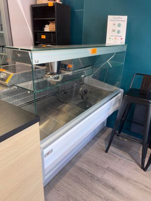 un comptoir avec une vitrine en verre au milieu