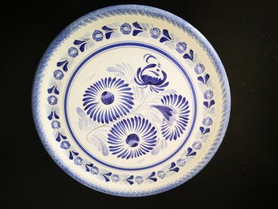 une assiette bleue et blanche avec des fleurs