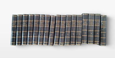 plusieurs vieux livres sont alignés sur une surface blanche