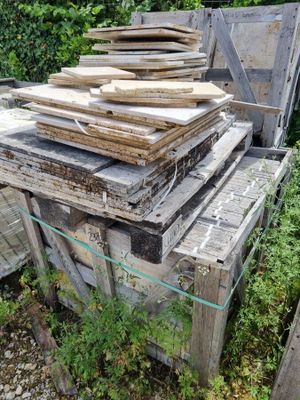 de nombreuses pièces de bois empilées les unes sur les autres