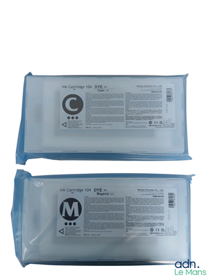 deux sachets d'encre posés l'un à côté de l'autre sur une surface blanche