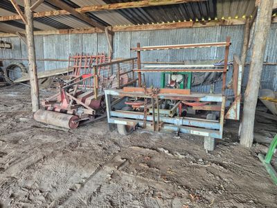 une grange qui contient beaucoup de vieilles machines