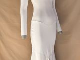 une photo d'une robe blanche sur un mannequin