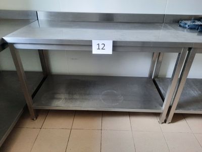 une table en acier inoxydable sur laquelle est posée une étiquette de prix
