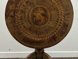 une table en bois sur laquelle figure un motif circulaire