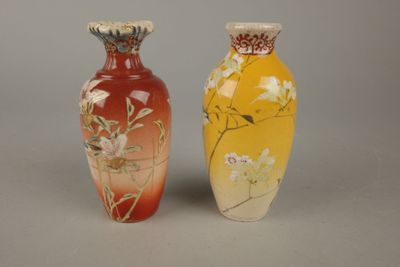 deux vases posés côte à côte sur une surface grise