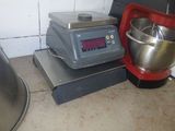 une photo représentant un mixeur et un bol de mixeur dans une cuisine