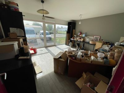 une pièce remplie de cartons et d'autres objets