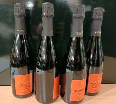 six bouteilles de vin sont alignées sur un comptoir