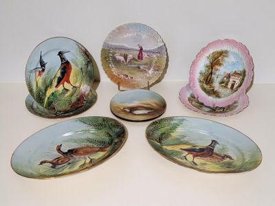 quatre assiettes ornées d'oiseaux sont posées sur une table