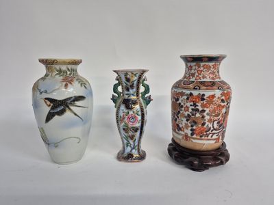 trois vases décorés d'oiseaux et de fleurs, placés les uns à côté des autres