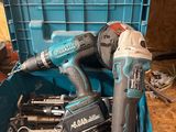 une boîte bleue contenant des outils sur le sol