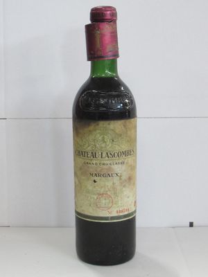 une bouteille de vin posée sur une table