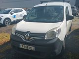 une camionnette blanche garée dans un parking avec d'autres voitures