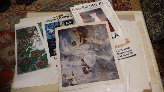 Chemise garnie d’un important lot d’affiches d’exposition