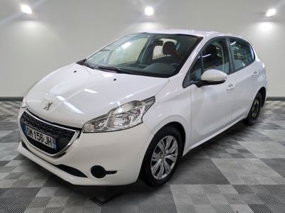 la petite voiture blanche est garée dans une grande pièce