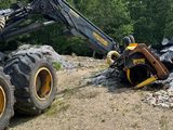 un tracteur garé à côté d'un tas de pierres