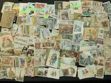 un lot de vieilles cartes postales posées sur une table