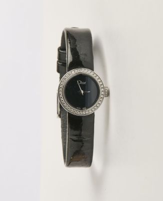 une image d'une montre-bracelet dotée d'une lunette sertie de diamants