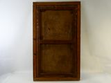 une armoire en bois munie d'une porte vitrée